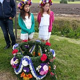 800027303365543 En av blomsterkorgarna som ska hänga i midsommarstången.